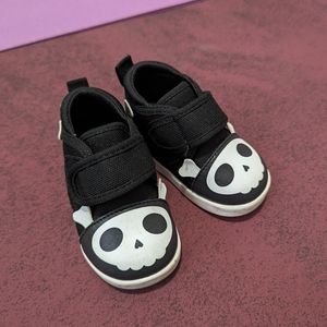 Ikiki Skull & Crossbones Pirate Toddler Shoe Size 4